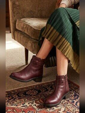 Clarks Collection Maye Ease Burgundy Leather Side Zip Ankle Boots Size 8.5
